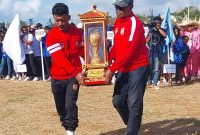 Manajer dan Kapten Perse Ende membawa tropi bergilir ETMC untuk diperebutkan tahun ini di Kabupaten Rote Ndao