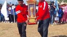 Manajer dan Kapten Perse Ende membawa tropi bergilir ETMC untuk diperebutkan tahun ini di Kabupaten Rote Ndao
