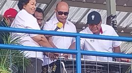 Gubernur NTT Viktor Bungtilu Laiskodat saat membuka Liga 3 ETMC 2013 di Kabupaten Rote Ndao 