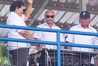 Gubernur NTT Viktor Bungtilu Laiskodat bersama Ketua PSSI NTT Chris Mboeik dan Bupati Rote Ndao Paulina Haning-Bulu membunyikan sirene dimulainya Liga 3 ETMC XXXII Rote Ndao, Kamis (10/8)