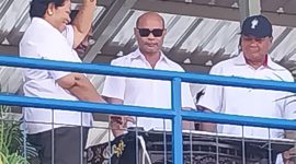 Gubernur NTT Viktor Bungtilu Laiskodat bersama Ketua PSSI NTT Chris Mboeik dan Bupati Rote Ndao Paulina Haning-Bulu membunyikan sirene dimulainya Liga 3 ETMC XXXII Rote Ndao, Kamis (10/8)