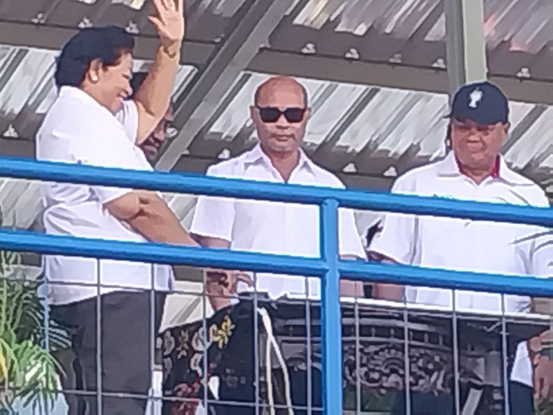 Gubernur NTT Viktor Bungtilu Laiskodat bersama Ketua PSSI NTT Chris Mboeik dan Bupati Rote Ndao Paulina Haning-Bulu membunyikan sirene dimulainya Liga 3 ETMC XXXII Rote Ndao, Kamis (10/8)