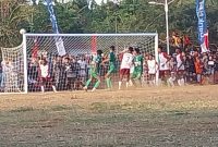 Persami Maumere dengan kostum hijau-hijau kalah tipis dari Bintang Timur FC pada laga pembuka Liga 3 ETMC XXXII Rote Ndao di Lapangan Paulina Haning-Bulu, Kamis (10/8)