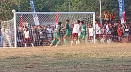 Persami Maumere dengan kostum hijau-hijau kalah tipis dari Bintang Timur FC pada laga pembuka Liga 3 ETMC XXXII Rote Ndao di Lapangan Paulina Haning-Bulu, Kamis (10/8)