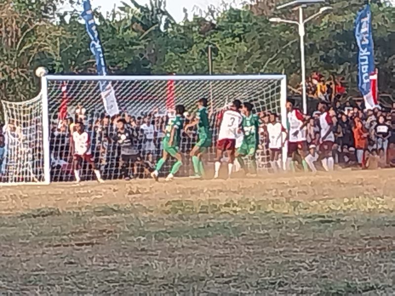 Persami Maumere dengan kostum hijau-hijau kalah tipis dari Bintang Timur FC pada laga pembuka Liga 3 ETMC XXXII Rote Ndao di Lapangan Paulina Haning-Bulu, Kamis (10/8)