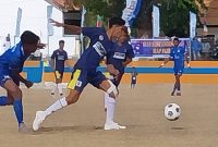 Pemain Nirwana 04 FC Nagekeo melakukan penetrasi ke gawang Persebata Lembata di Lapangan CN Dillak, Jumat (11/8) pagi