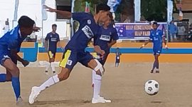 Pemain Nirwana 04 FC Nagekeo melakukan penetrasi ke gawang Persebata Lembata di Lapangan CN Dillak, Jumat (11/8) pagi