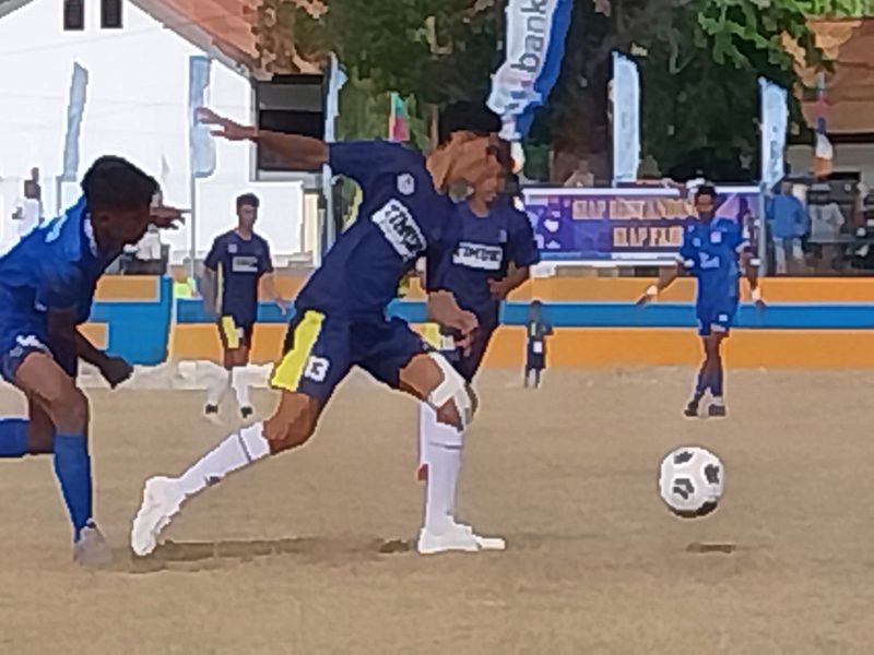 Pemain Nirwana 04 FC Nagekeo melakukan penetrasi ke gawang Persebata Lembata di Lapangan CN Dillak, Jumat (11/8) pagi