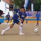 Pemain Nirwana 04 FC Nagekeo melakukan penetrasi ke gawang Persebata Lembata di Lapangan CN Dillak, Jumat (11/8) pagi