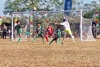 Serangan Persap Alor ke gawang Perss Soe di Lapangan Paulina Haning-Bulu, Jumat (11/8)