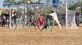 Serangan Persap Alor ke gawang Perss Soe di Lapangan Paulina Haning-Bulu, Jumat (11/8)