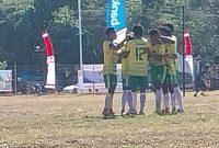 Euforia pemain Persim Manggarai usai gol kedua ke gawang BMU Alor Pantar di Lapangan Paulina Haning-Bullu, Sabtu (12/8) 