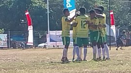 Euforia pemain Persim Manggarai usai gol kedua ke gawang BMU Alor Pantar di Lapangan Paulina Haning-Bullu, Sabtu (12/8) 