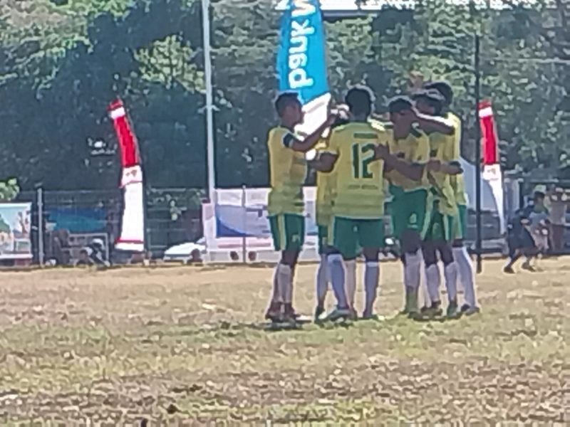 Euforia pemain Persim Manggarai usai gol kedua ke gawang BMU Alor Pantar di Lapangan Paulina Haning-Bullu, Sabtu (12/8) 