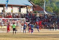 Tekanan tim Perserond Rote Ndao (merah merah) ke gawang Persena Nagekeo di Lapangan CN Dillak, Sabtu (12/8)