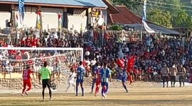 Tekanan tim Perserond Rote Ndao (merah merah) ke gawang Persena Nagekeo di Lapangan CN Dillak, Sabtu (12/8)