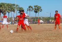 PSN Ngada (oranye) berhasil mengalahkan Persamba Manggarai Barat di Lapangan Paulina Haning-Bulu, Minggu (13/8)