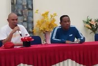 Wakil Sekretaris  Asprop PSSI NTT Piter Fomeni bersama Ketua Komisi Disiplin Lukman Hakim saat pertemuan manajer, Minggu (13/8) 