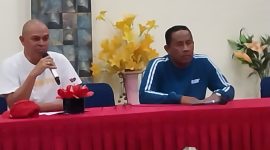 Wakil Sekretaris  Asprop PSSI NTT Piter Fomeni bersama Ketua Komisi Disiplin Lukman Hakim saat pertemuan manajer, Minggu (13/8) 