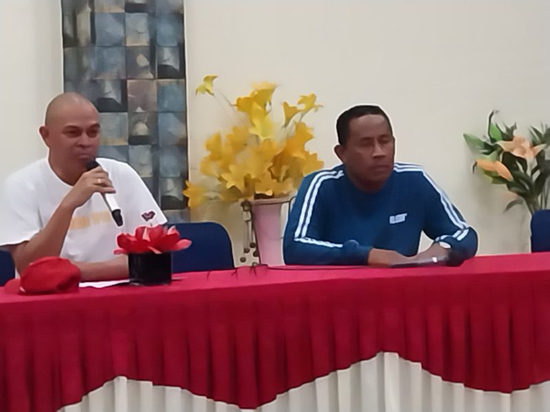 Wakil Sekretaris  Asprop PSSI NTT Piter Fomeni bersama Ketua Komisi Disiplin Lukman Hakim saat pertemuan manajer, Minggu (13/8) 