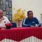 Wakil Sekretaris  Asprop PSSI NTT Piter Fomeni bersama Ketua Komisi Disiplin Lukman Hakim saat pertemuan manajer, Minggu (13/8) 