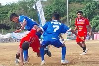 Permainan keras BMU Alor Pantar dan PSKN Kefamenanu berakhir imbang di Lapangan Paulina Haning-Bullu, Minggu (20/8) petang