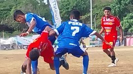 Permainan keras BMU Alor Pantar dan PSKN Kefamenanu berakhir imbang di Lapangan Paulina Haning-Bullu, Minggu (20/8) petang