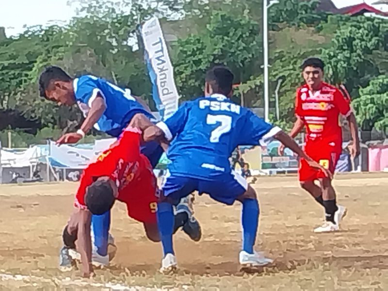 Permainan keras BMU Alor Pantar dan PSKN Kefamenanu berakhir imbang di Lapangan Paulina Haning-Bullu, Minggu (20/8) petang