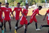 Euforia pemain PSK Kupang usai gol pertama ke gawang Persarai Sabu Raijua di Lapangan Paulina Haning-Bullu, Senin (21/8) petang