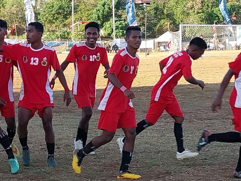 Euforia pemain PSK Kupang usai gol pertama ke gawang Persarai Sabu Raijua di Lapangan Paulina Haning-Bullu, Senin (21/8) petang