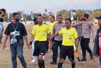 Wasit yang memimpin pertandingan antara Persab Belu dan Perseftim Flotim diamankan polisi dari amukan massa di Lapangan Paulina Haning-Bullu, Selasa (22/8) petang