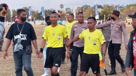Wasit yang memimpin pertandingan antara Persab Belu dan Perseftim Flotim diamankan polisi dari amukan massa di Lapangan Paulina Haning-Bullu, Selasa (22/8) petang