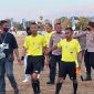 Wasit yang memimpin pertandingan antara Persab Belu dan Perseftim Flotim diamankan polisi dari amukan massa di Lapangan Paulina Haning-Bullu, Selasa (22/8) petang