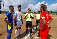 Wasit yang memimpin pertandingan PS Kota Kupang dan PSN Ngada, sedang memberikan arahan kepada kapten kesebelasan dan kiper, sebelum memulai pertandingan, Kamis (24/8)