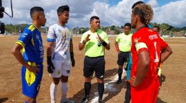 Wasit yang memimpin pertandingan PS Kota Kupang dan PSN Ngada, sedang memberikan arahan kepada kapten kesebelasan dan kiper, sebelum memulai pertandingan, Kamis (24/8)