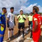 Wasit yang memimpin pertandingan PS Kota Kupang dan PSN Ngada, sedang memberikan arahan kepada kapten kesebelasan dan kiper, sebelum memulai pertandingan, Kamis (24/8)
