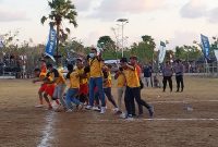 Ofisial PSN Ngada bersuka cita setelah eksekusi pinalti Yoris Nono memastikan tim ini menang 4-3 atas PS Kota Kupang, Kamis (24/8) di Lapangan Paulina Haning-Bulu