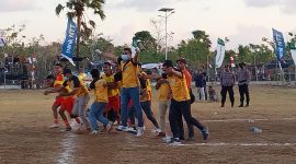 Ofisial PSN Ngada bersuka cita setelah eksekusi pinalti Yoris Nono memastikan tim ini menang 4-3 atas PS Kota Kupang, Kamis (24/8) di Lapangan Paulina Haning-Bulu