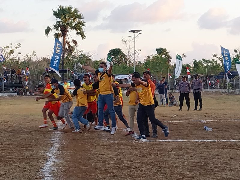 Ofisial PSN Ngada bersuka cita setelah eksekusi pinalti Yoris Nono memastikan tim ini menang 4-3 atas PS Kota Kupang, Kamis (24/8) di Lapangan Paulina Haning-Bulu