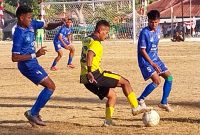 Persebata Lembata (biru-biru) menang adu pinalti atas Persematim Manggarai Timur, Jumat (25/8) pagi di Lapangan CN Dillak