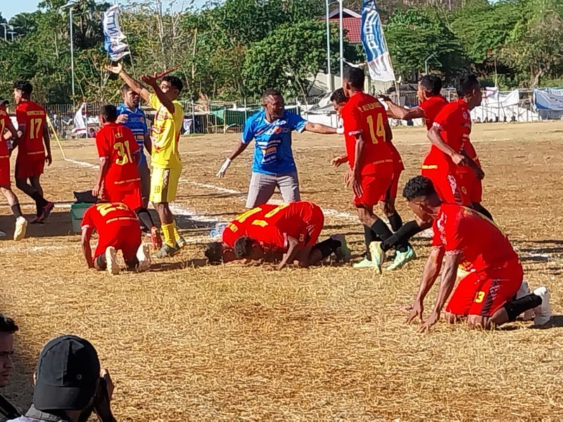 Euforia pemain BMU Alor Pantar usai menumbangkan Perse Ende di Lapangan Paulina Haning-Bullu, Jumat (25/8)