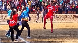 Euforia Erkas Mbuik usai menjaringkan bola ke gawang Persim Manggarai di Lapangan CN Dillak, Senin (28/8)