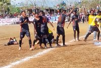 Euforia pemain PSN Ngada setelah mencetak gol kedua ke gawang Perserond Rote Ndao di Lapangan Paulina Haning Bullu, Rabu (30/8)