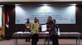 Bupati Sikka Fransiskus Roberto Diogo menerima penghargaan atas opini WTP terhadap Laporan Keuangan Pemkab Sikka TA 2022