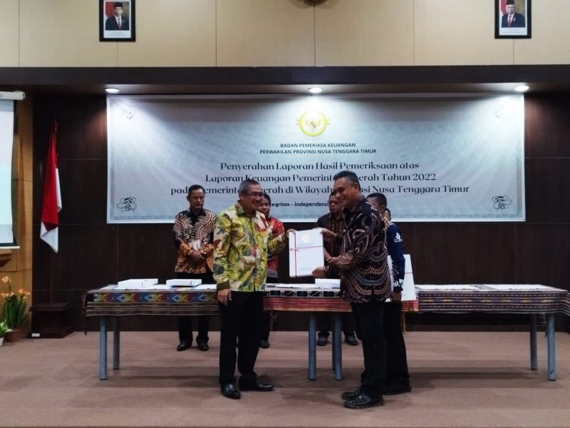 Bupati Sikka Fransiskus Roberto Diogo menerima penghargaan atas opini WTP terhadap Laporan Keuangan Pemkab Sikka TA 2022