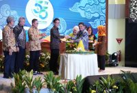 Dirut BPJS Kesehatan Ali Ghufron Mukti dan Menteri Kesehatan Budi Gunawan Sadikin dalam kegiatan Sarasehan HUT ke-55 BPJS Kesehatan, Senin (31/7)