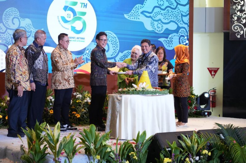Dirut BPJS Kesehatan Ali Ghufron Mukti dan Menteri Kesehatan Budi Gunawan Sadikin dalam kegiatan Sarasehan HUT ke-55 BPJS Kesehatan, Senin (31/7)