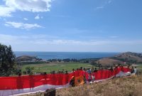 Mahasiswa pencinta alam Unipa Maumere membentangkan bendera merah putih di Bukit Bintang Kolisia B Kecamatan Magepanda pada momen HUT ke-78 RI, Kamis (17/8)