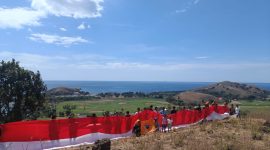 Mahasiswa pencinta alam Unipa Maumere membentangkan bendera merah putih di Bukit Bintang Kolisia B Kecamatan Magepanda pada momen HUT ke-78 RI, Kamis (17/8)