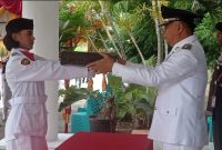 Bupati Sikka Fransiskus Roberto Diego menyerahkan baki bendera untuk dikibarkan pada Hari Kemerdekaan RI ke-78, Kamia (17/8)